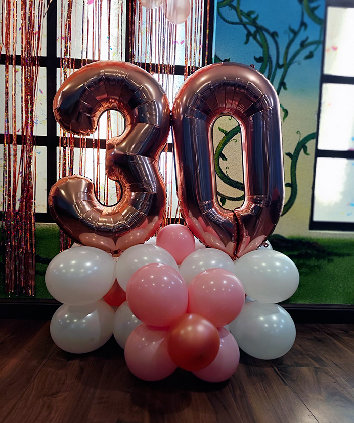 Detalle de la decoración con globos para un 30 cumpleaños